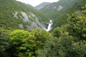 千尋滝新緑（C）日下田紀三